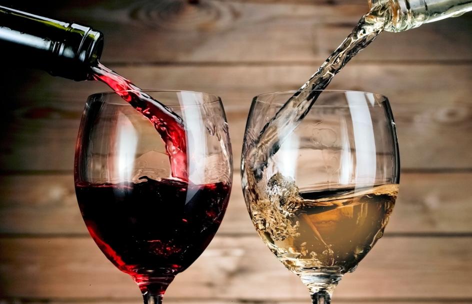 Красное и белое вино предотвращают осложнения Covid-19