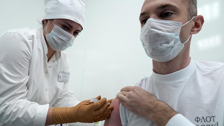Минобороны РФ назвало число вакцинированных от коронавируса военных